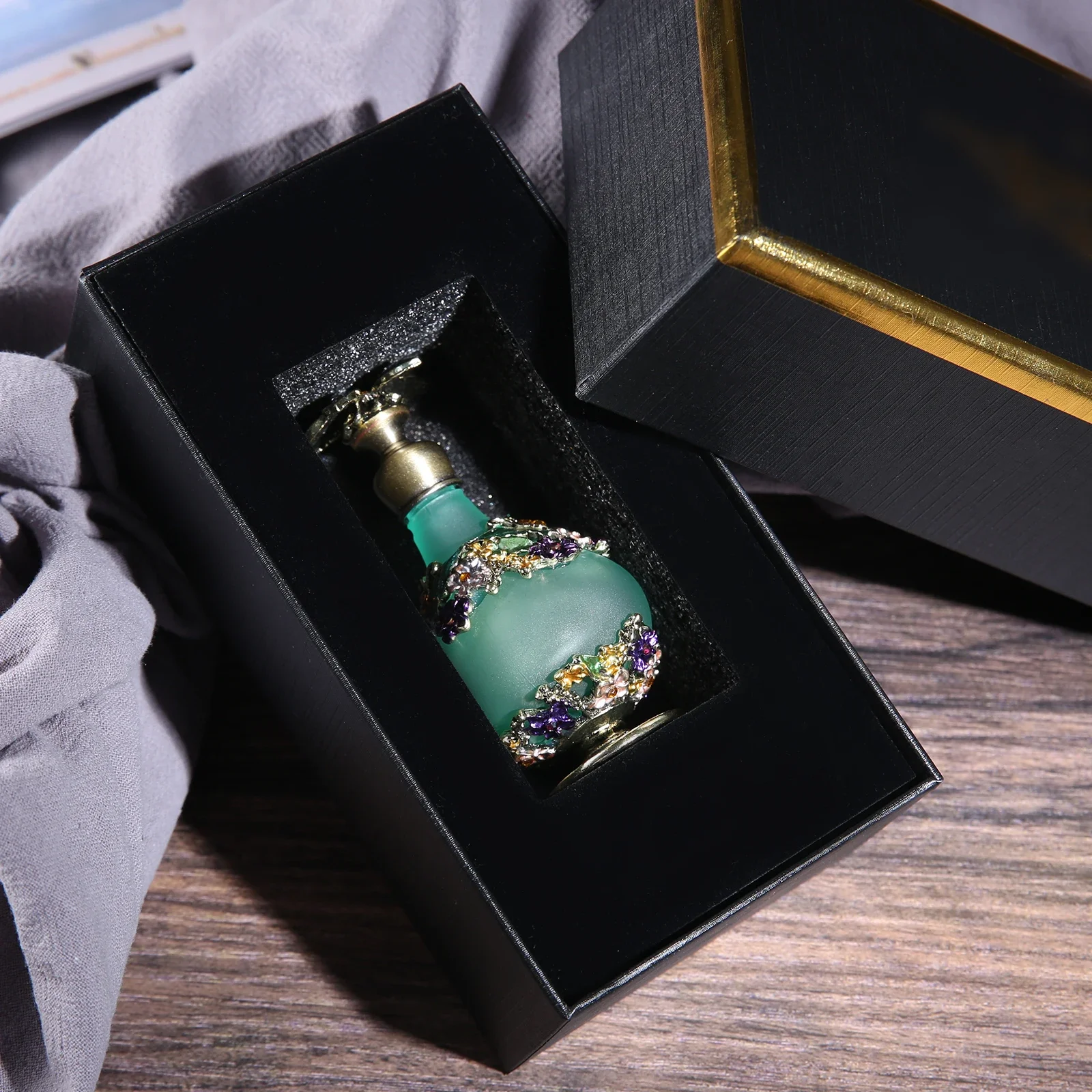 Vintage Perfume Glass Bottle 1pc 25ml Butterfly Cap Flower Painting Metal Art Enamel Frosted Emerald Jar Luxury Box Decoration