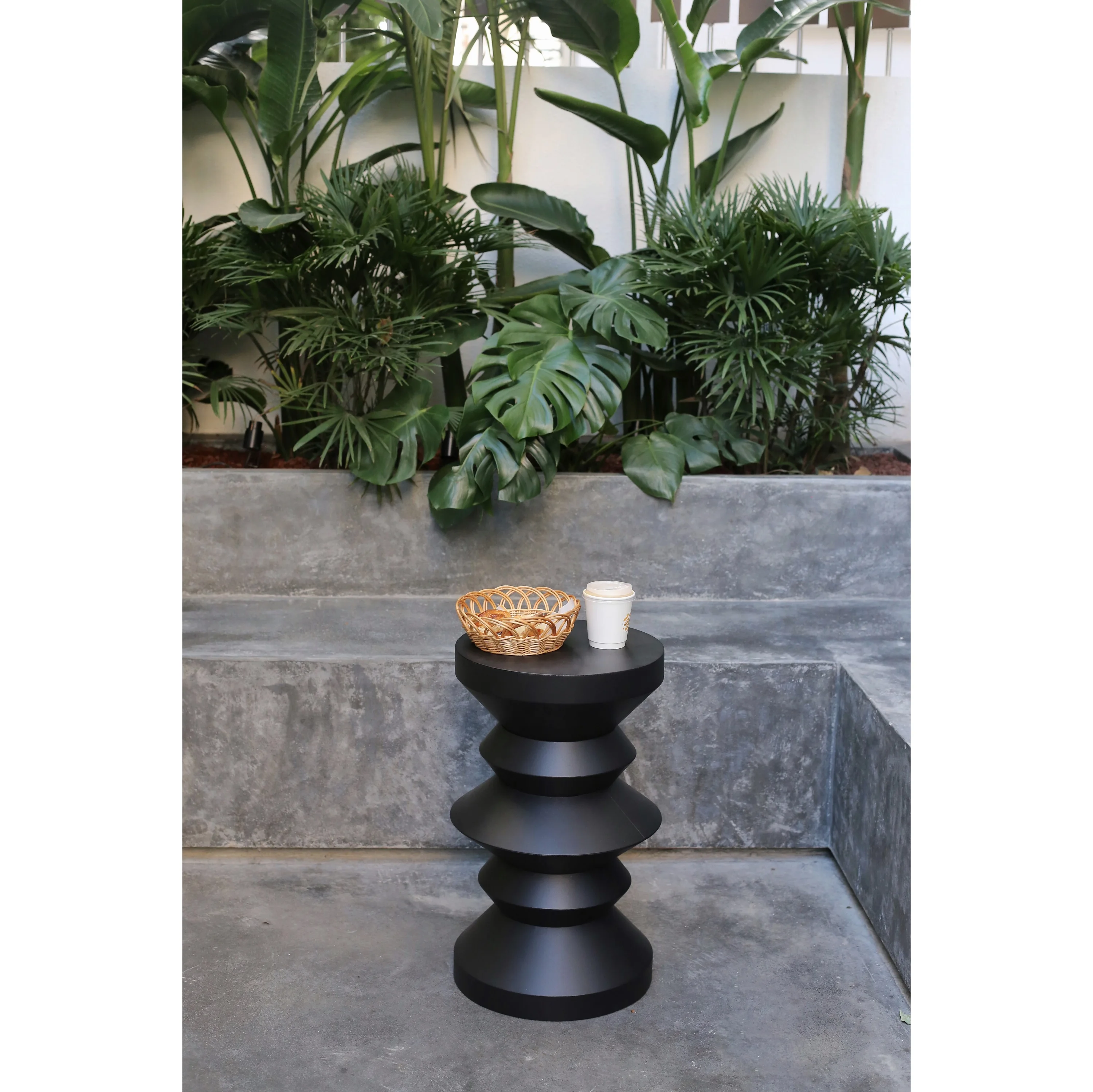 

Modern Wrought Iron Coffee Table Living Room Furniture Side Table Literature Art Leisure Outdoor Courtyard Geometric Side Table