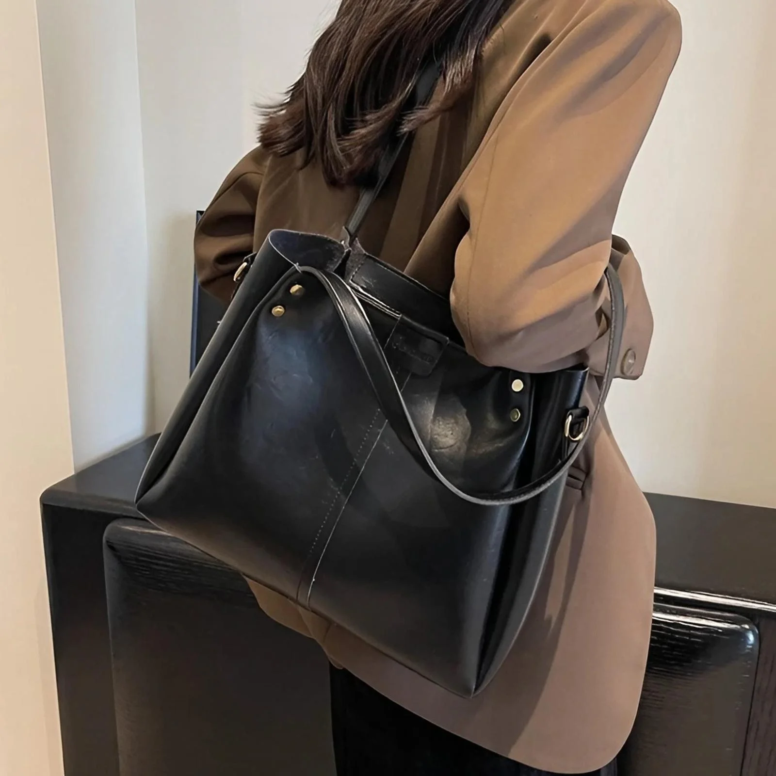 Large capacity PU leather shoulder bag with multi compartments, lightweight, waterproof, and stylish for everyday use. 4564