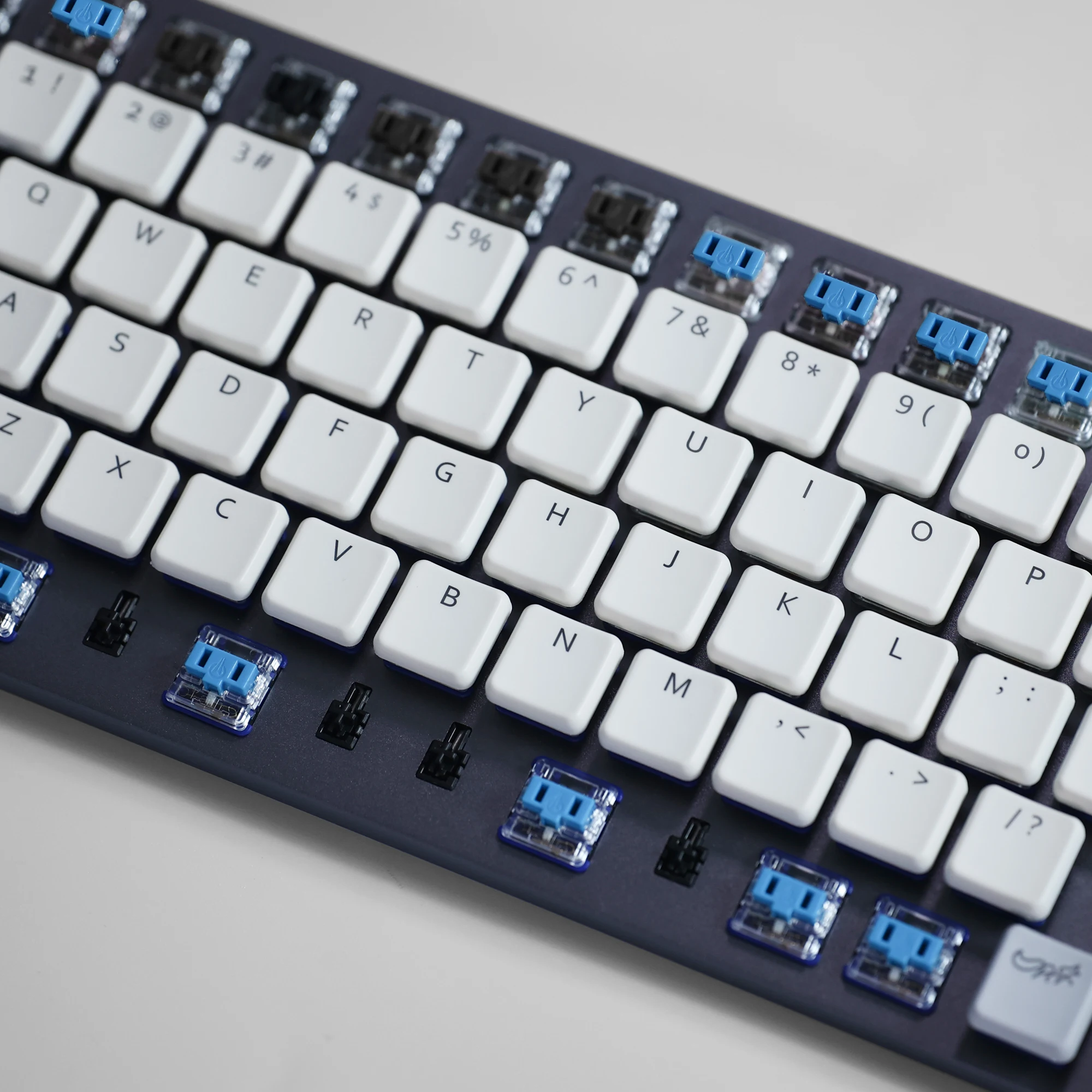 Chosfox 69 키 CFX 흰색 반투명 로우 프로파일 Choc PBT 키캡 Kailh 1350 로우 프로파일 스위치 용 RGB 기계식 키보드Chos
