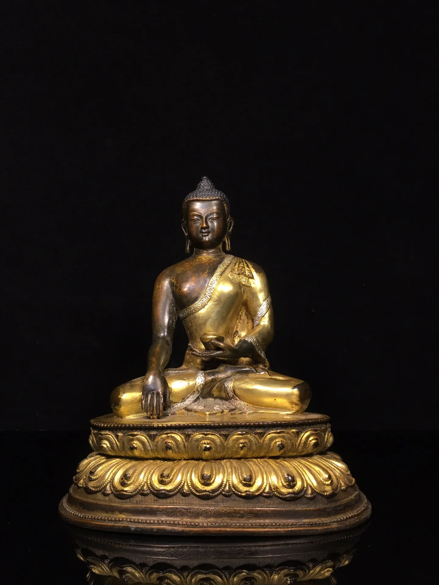 

9"Tibet Temple Collection Old Bronze Painted Gilding Cinnabar Amitabha Sakyamuni Buddha Lotus Stage Sitting Buddha Worship Hall