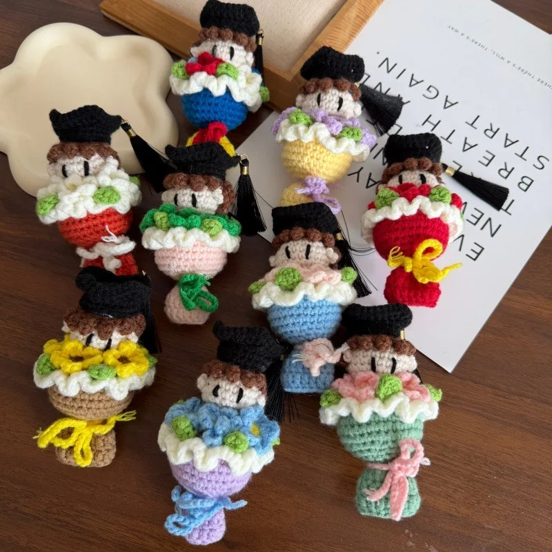 2026 Handgewebter Abschluss-Puppenstrauß Mini-Häkelstrauß Niedliche Gestrickte Puppe Abschlussgeschenk