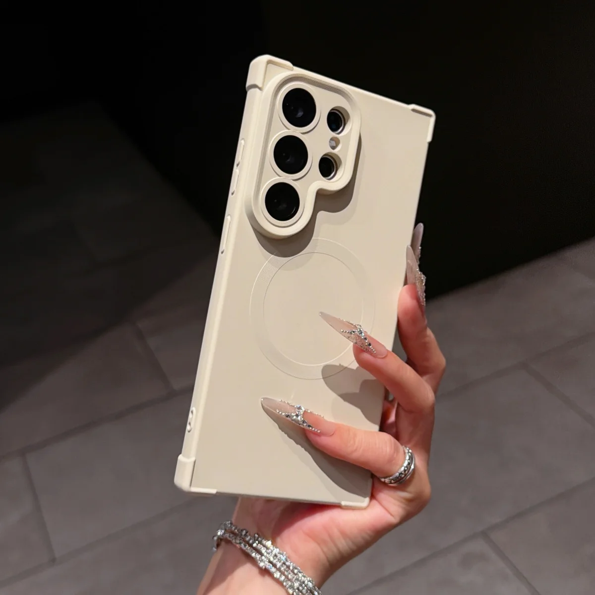 Right Angle Anti-Drop Soft Silicone Shockproof Phone Case with Lanyard and Magnetic Compatibility