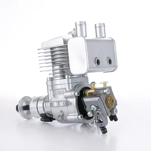 Vue rapprochée du carburateur et du filtre à air du moteur essence Stinger 26CC.