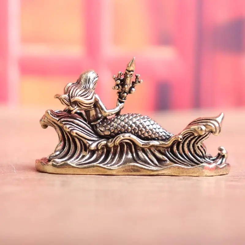 Figurine sirène sur les vagues