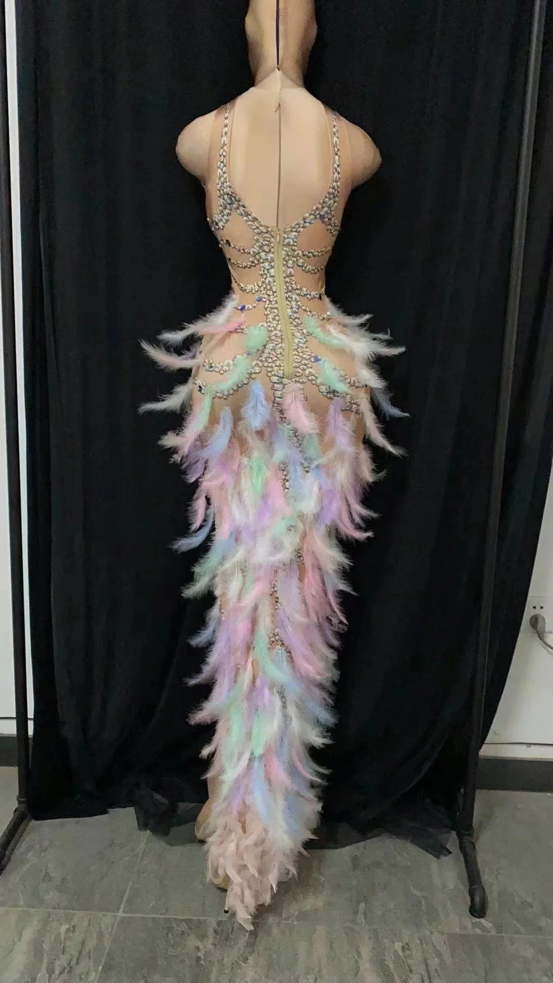 The singer presided over the model's colorful feather rhinestone elastic hip dress evening dress stage adult dress women prom dresses