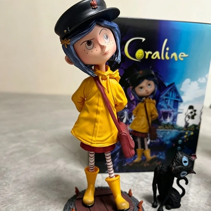 Coraline Actionfigur, 7 Zoll, Filmversion, gelber Regenmantel, Sammlerstück, PVC-Modell, Dekoration für Sammler, ideales Geschenk