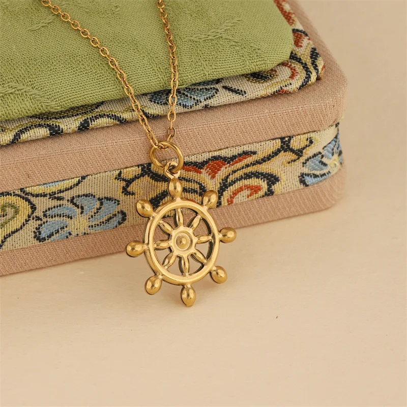 Collana con Ciondolo a Forma di Timone di Nave in Stile Nautico, Acciaio Inossidabile 316L, Pendente Geometrico Dorato, Gioiello Creativo per Uso Quotidiano e Feste - immagine 5