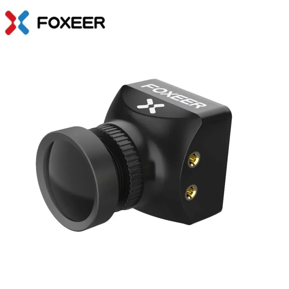 Foxeer Razer Mini Caméra FPV 1200TVL installée sur un drone FPV, câbles visibles, éclairage studio mettant en valeur les détails.