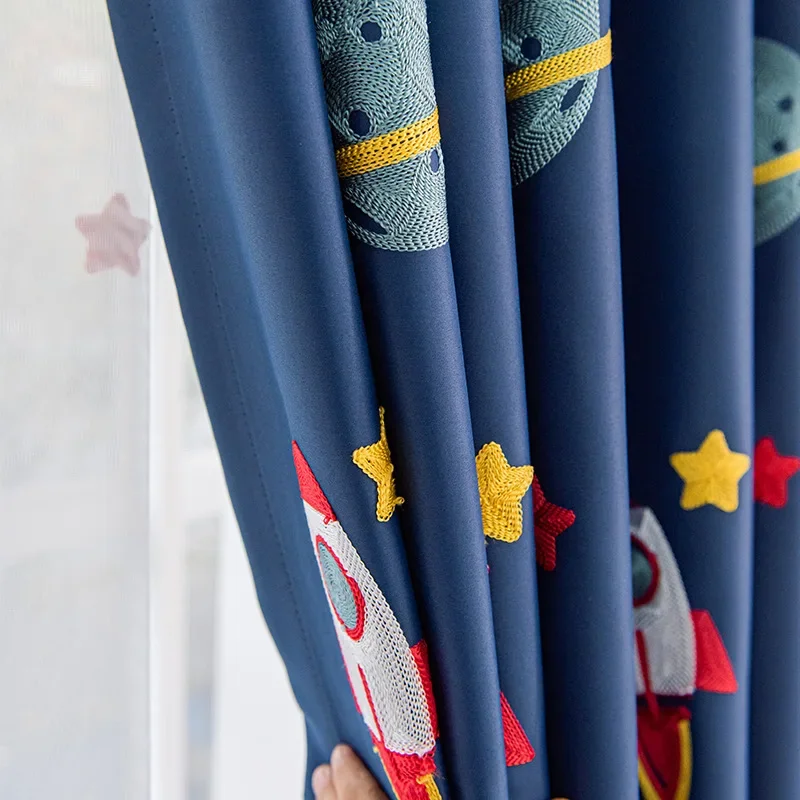 Tende Per Camera Bambini Con Motivi Spaziali – 2 Pannelli Con Occhielli – Morbido Velluto – Blu 30-50% Luce – Dimensioni 116x182 Cm Ciascuno – Decorazione Razzi E Pianeti - 3