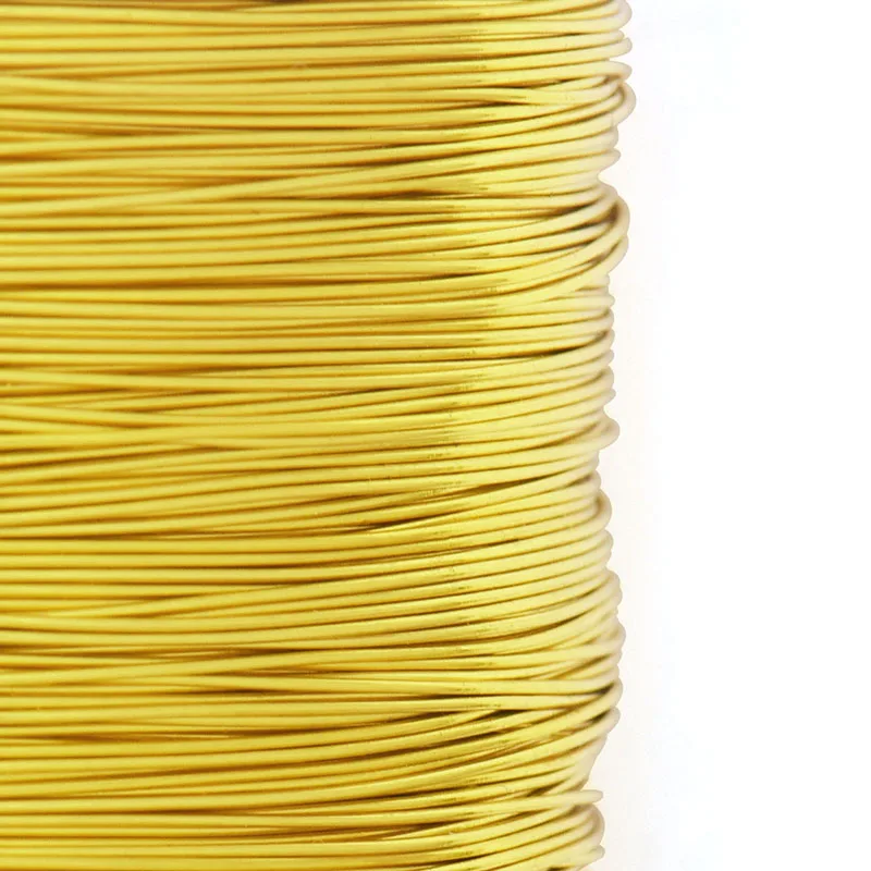 Zbliżenie na gładki drut rzeźbiarski powlekany miedzią