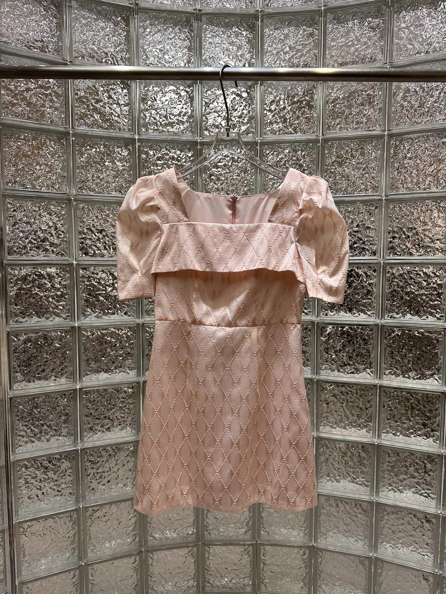 

Summer new geometric pattern rules, superimposed to give the dress random and interesting