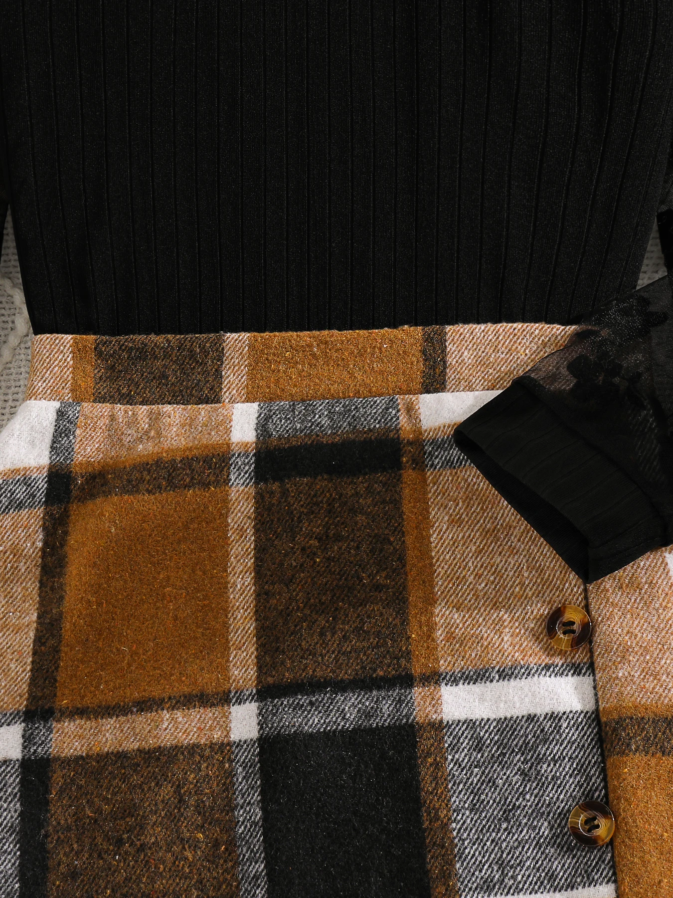 طقم بناتي أنيق - بلوزة سوداء وتنورة منقوشة