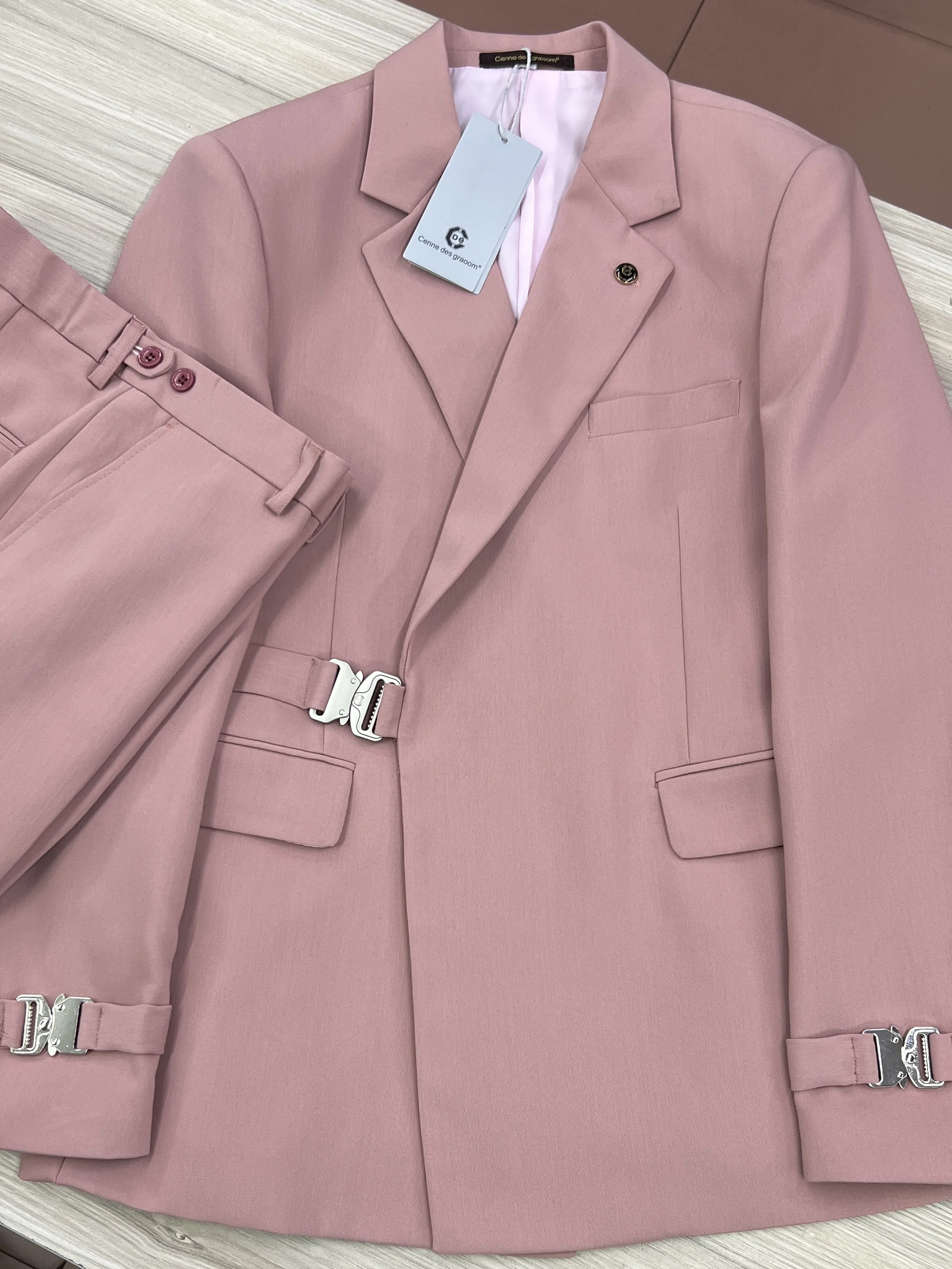 Mens Suit Cenne Des Graoom New Coat Design Metal Side Release Buckle Pink Men Suits 2 Pieces Set