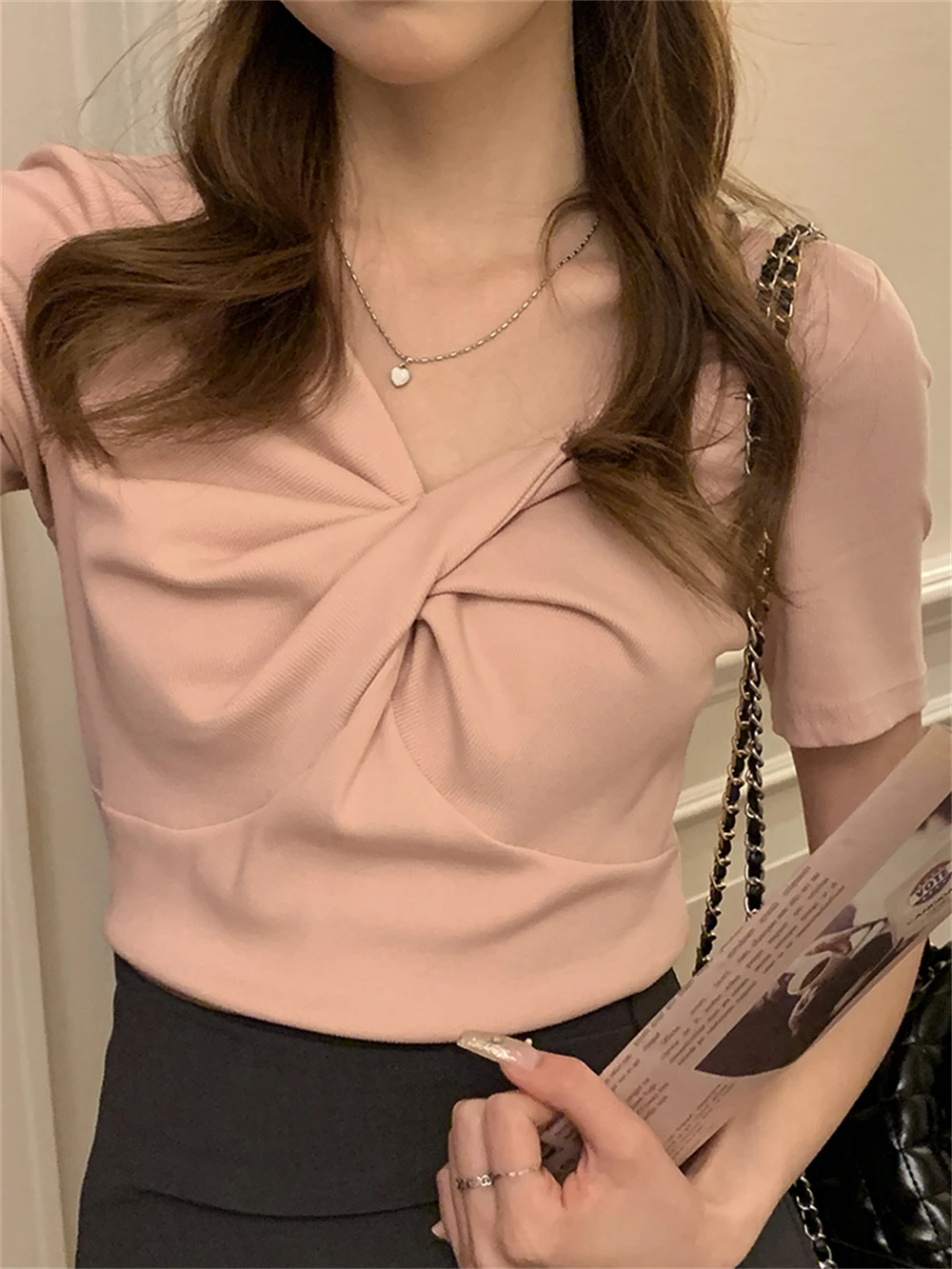 

2023 New Spring/Summer Women's Wear Korean Casual Commuter Design Sense V-neck Top Short Sleeve
