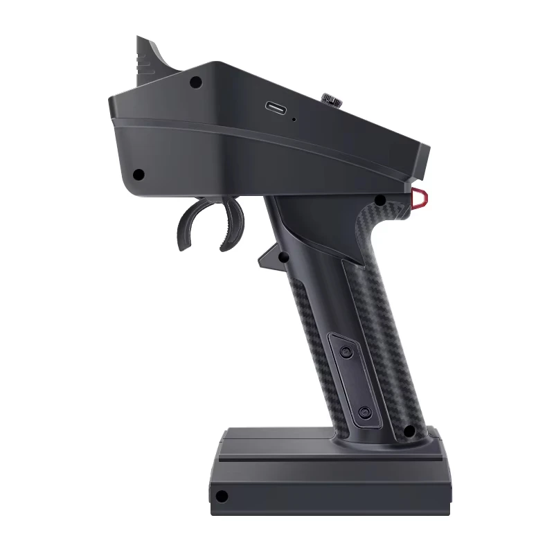Émetteur HotRC CT-6A en main, montrant sa prise en main ergonomique pour simulateur RC