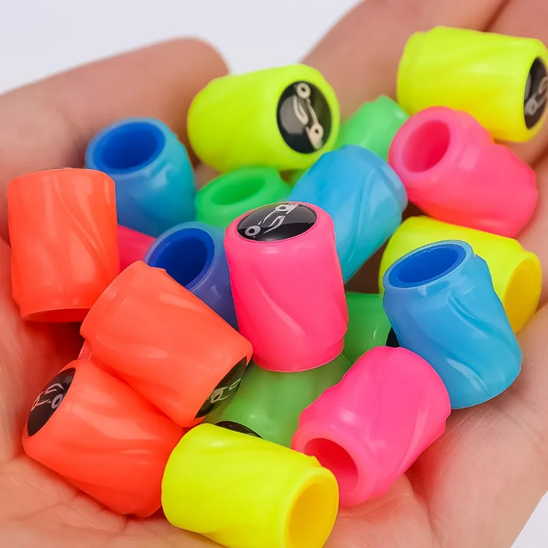 4pcs 빛나는 밸브 모자 자동차 형광 타이어 밸브 모자 자동차 로고와 함께 빛나는 자동차 오토바이 자전거 바퀴 플러그 타이어 허브 커버 장식