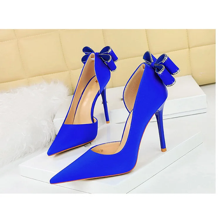 

2023 Autumn Winter New Shallow mouth pointed toe side hollow rhinestone back bow high-heeled shoes1.107