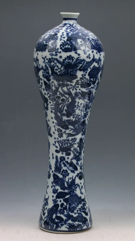 

Beautifully Chinese Blue and White Porcelain Hand-Painted Fish Pattern Vase