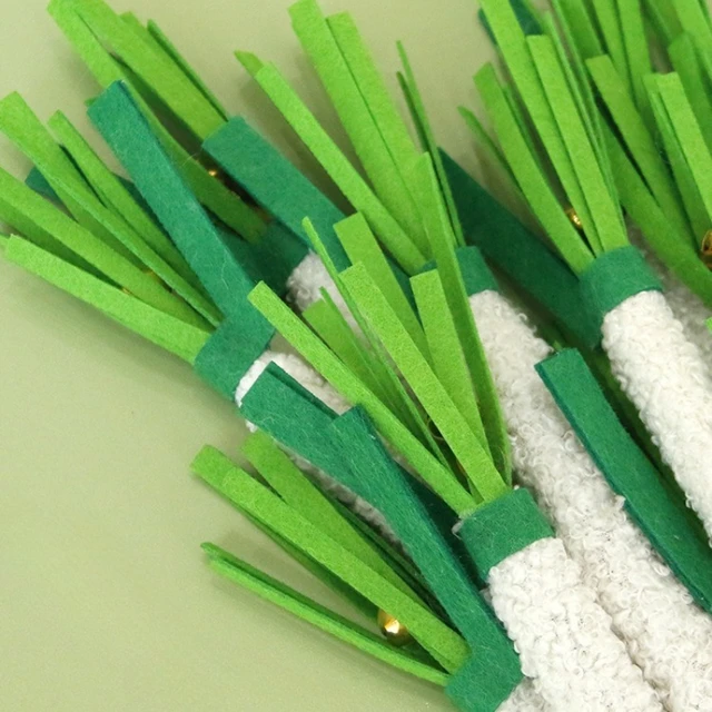 1PC Wooden Sky Liao Scallion Cat Toy Simulated Vegetable Bite resistant Self stimulating Grinding Teeth Teasing Cat Pet Supplies 5