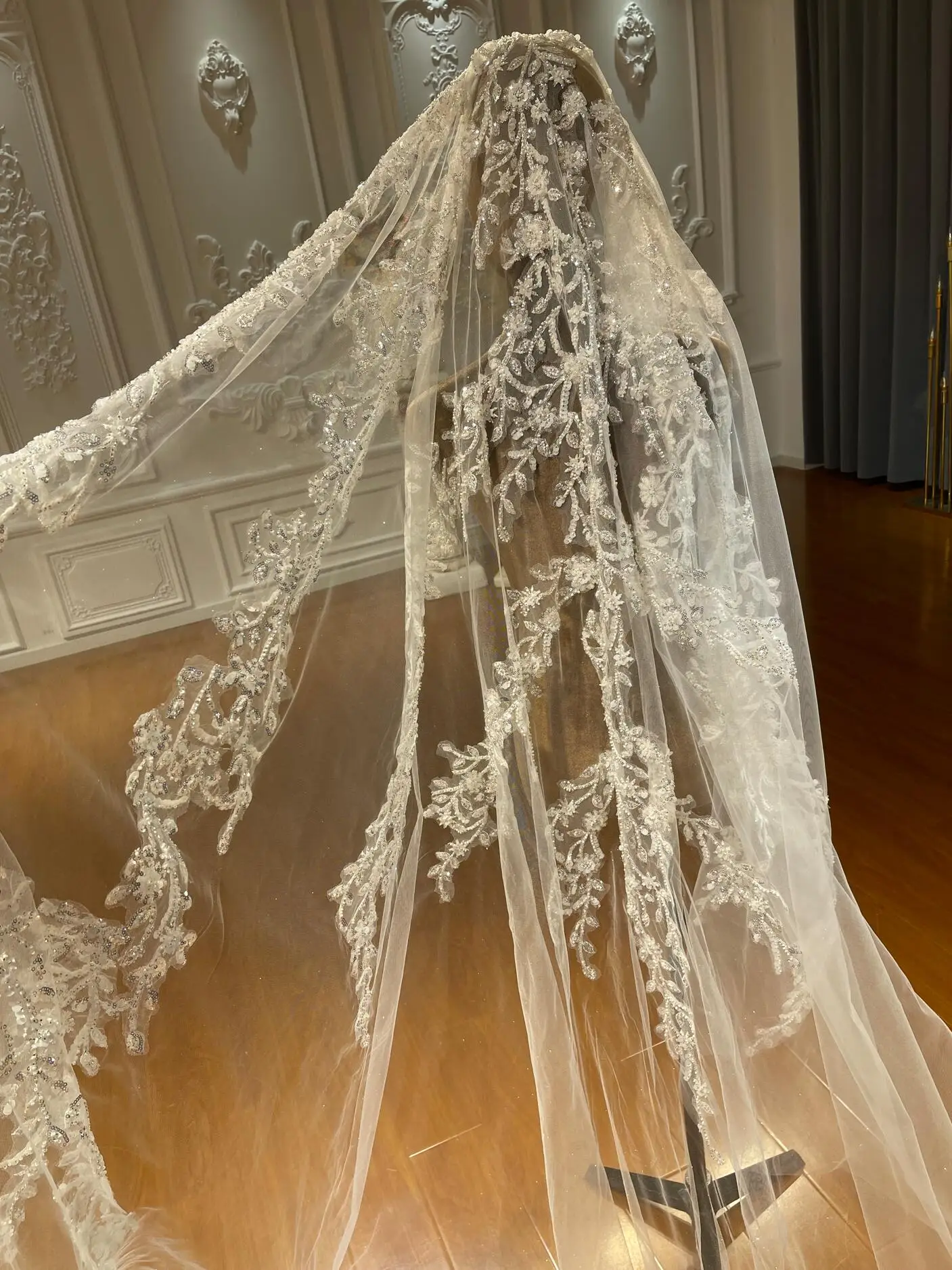 Velo de tul brillante hecho a medida con velos de boda de encaje