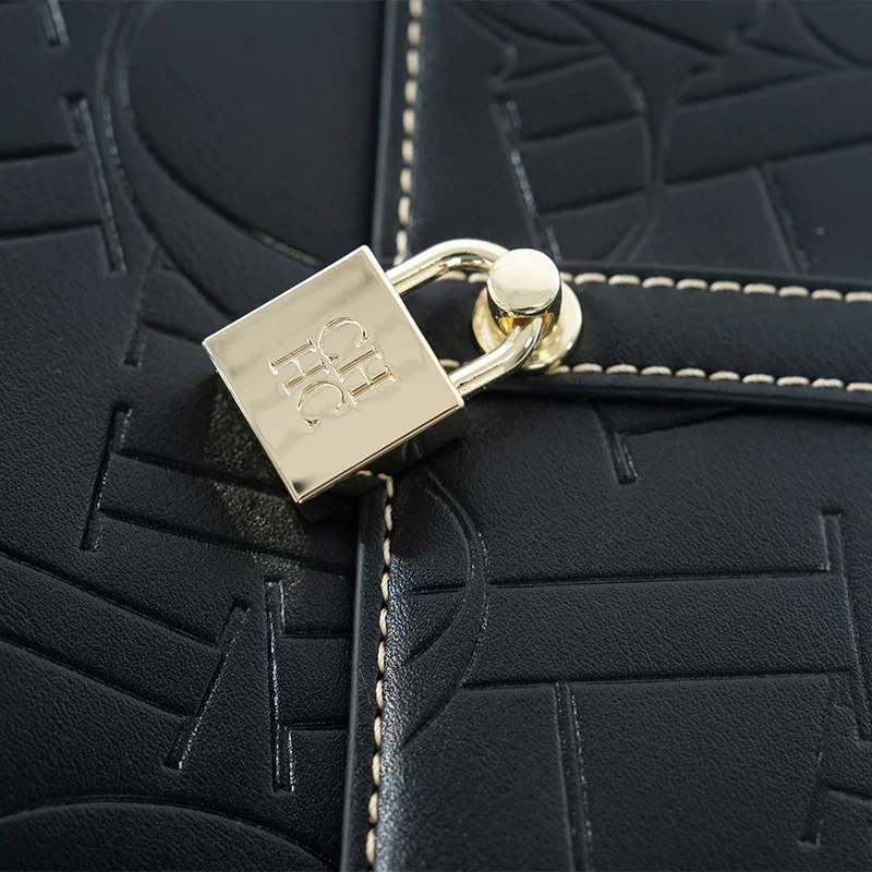 حقيبة يد نسائية كلاسيكية من CH Fashion، تتميز بتصم...