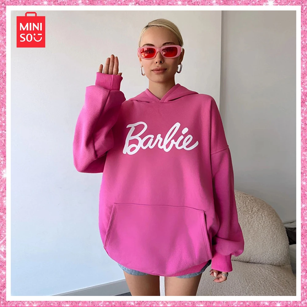 Miniso Barbie 2023 Trend Y2K Ragazze Sweet Cool Autunno E Inverno Lettere Rosa Stampate Felpa Con Cappuccio Allentata Regalo Di Natale