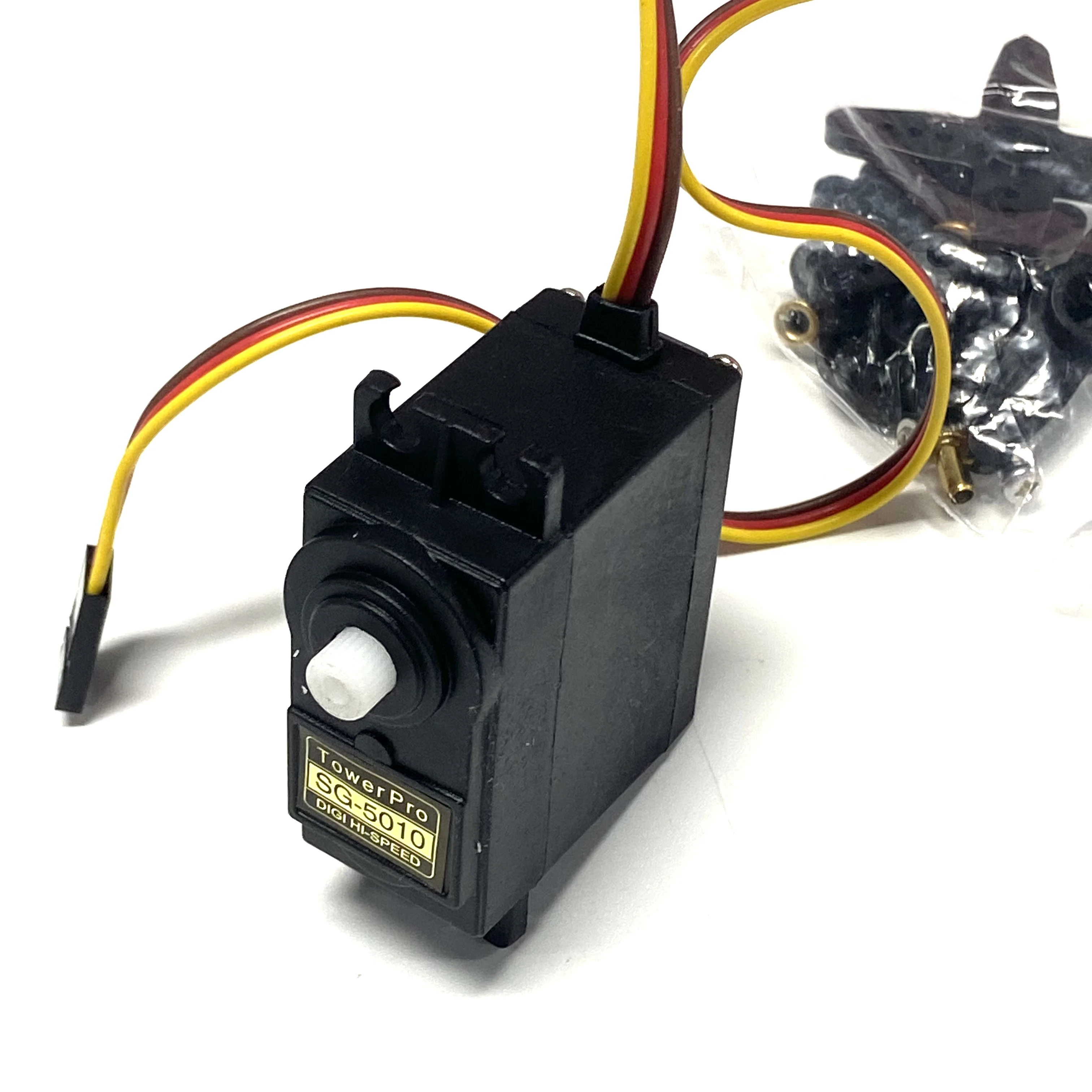 Servo standard S3003 SG5010 pour modélisme RC, avec bras de servo et vis de fixation.