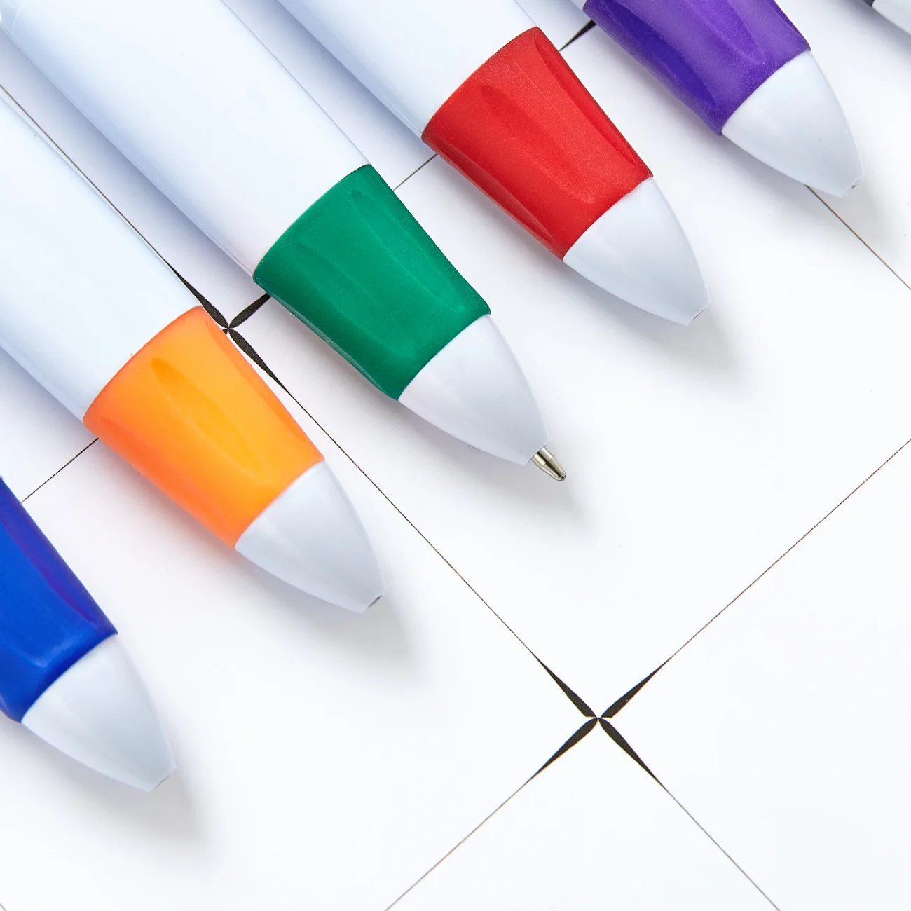 1pc Retractable Shuttle Pens 4 color Ballpoint Portable Pocket pen Multicolor ink 1mm pen Office School Supplies for Nurses