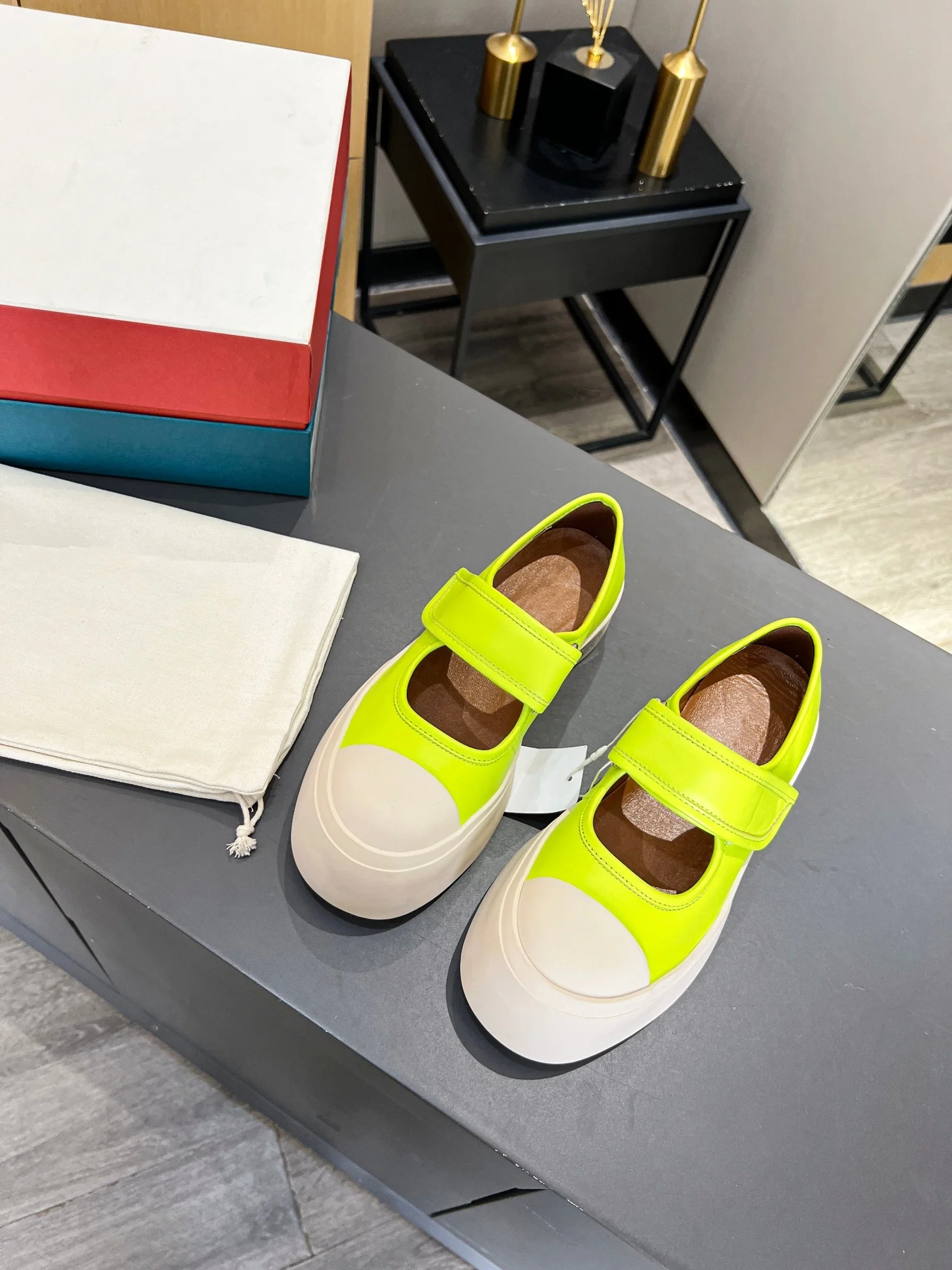 Thick soled round toe shallow mouth small white shoes Mary Jane women's shoes