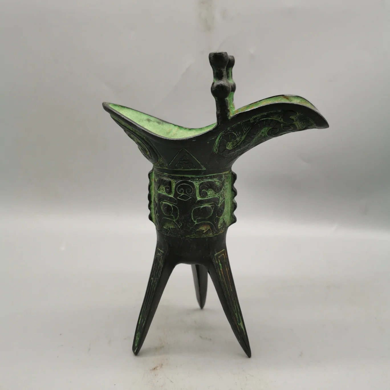 

Retro Wine Glass Relief Chinese Antique Bronze Goblet Spirit Wine Glass Bronze Ware Wine Gift Crafts