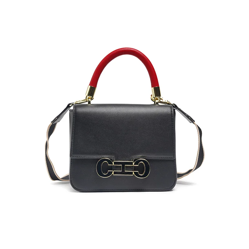 حقيبة يد أنيقة تحمل علامة تجارية مرموقة، تتميز بتص...