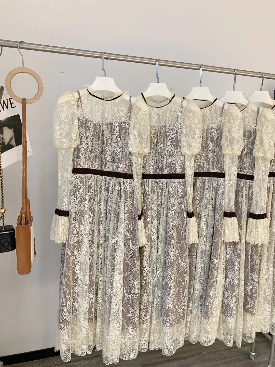 

Runway Celebrities 2022 Summer Flower Embroidery Party Dress Women White Beige Pleated A Line Midi Long Dresses S P High Quality