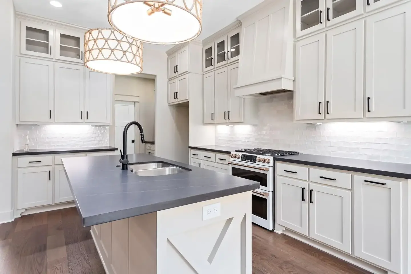 Canada Style Hot Sale Solid Wood Kitchen Furniture Shaker Kitchen Cabinets With Island