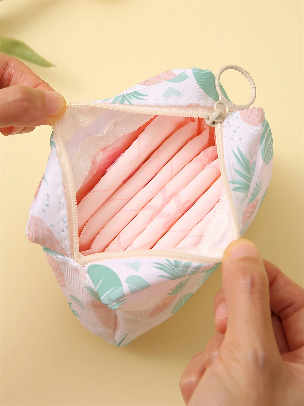 Pineapple printed sanitary napkin storage bag, women's lightweight tissue bag, sanitary tissue bag