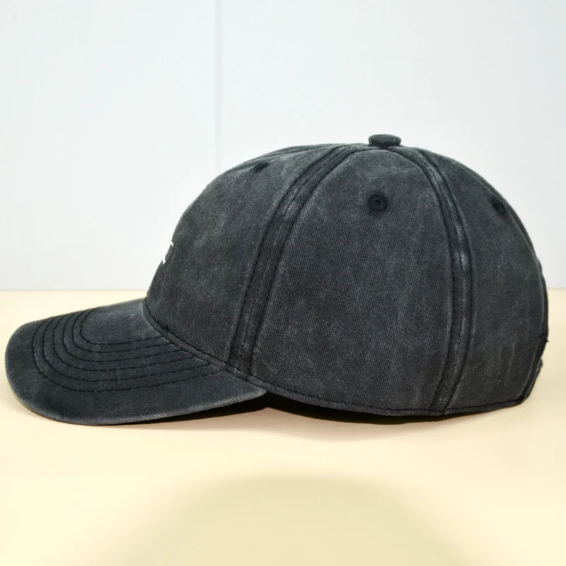 Eine verstellbare, einfache und lässige Baseballmütze aus bestickter Baumwolle für Herren – Detail 9