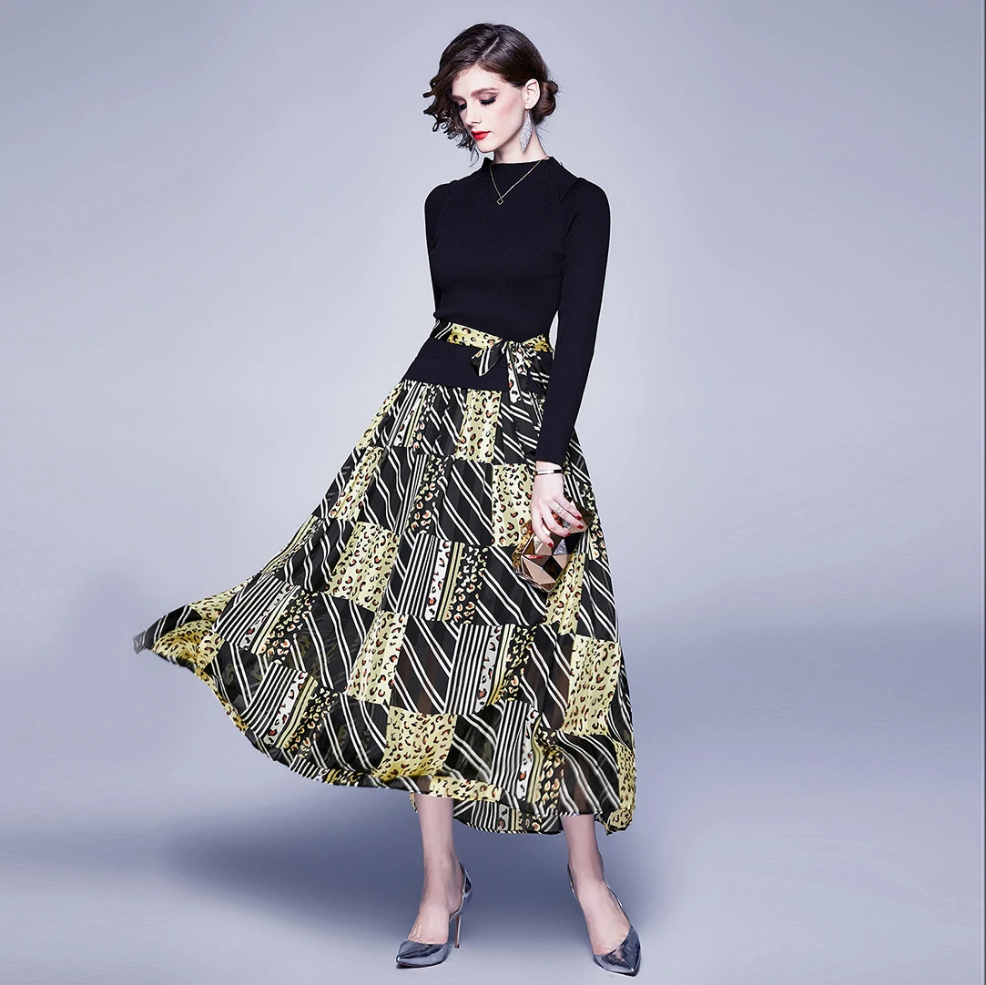 

Женское трикотажное платье-свитер с принтом, средней длины