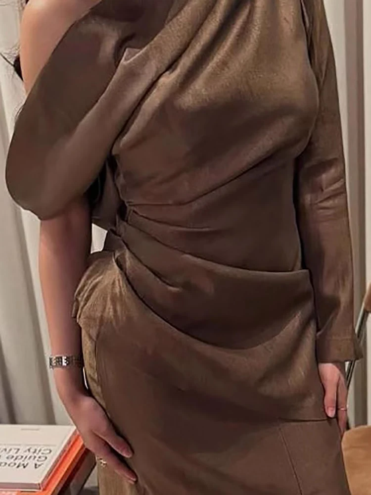 فستان بني ساتان بتصميم كتف واحد