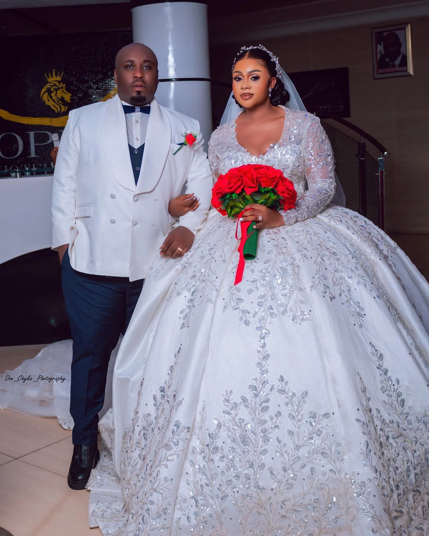 

African Plus Size Luxury Lace Applique Wedding Dresses For Women V Neck Full Sleeve Ball Gown Bridal Dress Vestido De Novia 2024