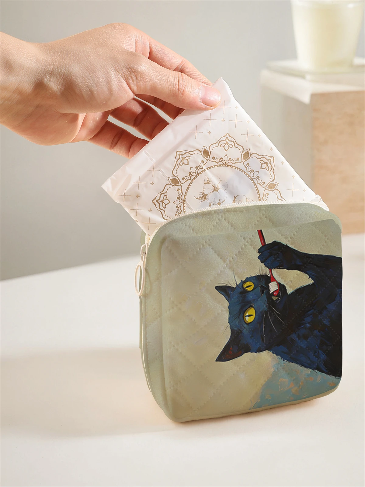 1 portable sanitary napkin storage bag, made of seaweed turtle pattern and diamond mesh material, lightweight women's tissue bag