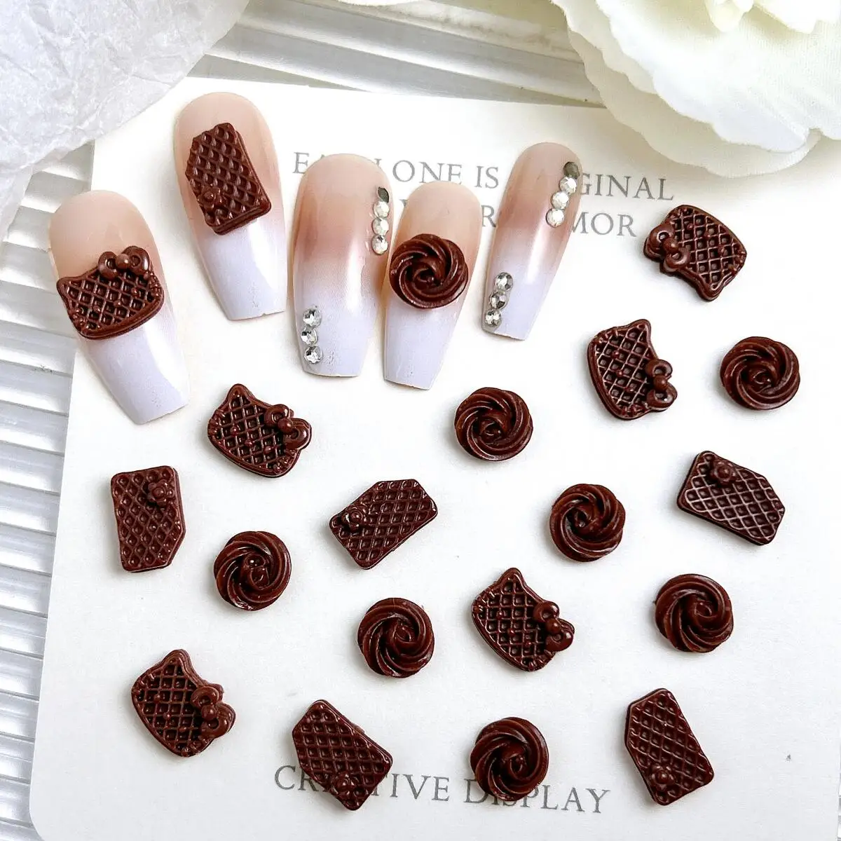 50PCS 빛나는 크리 에이 티브 노치 비스킷 수지 네일 아트 장식 귀여운 솔리드 컬러 고양이 머리 쿠키 네일 매력 DIY 손톱 부품