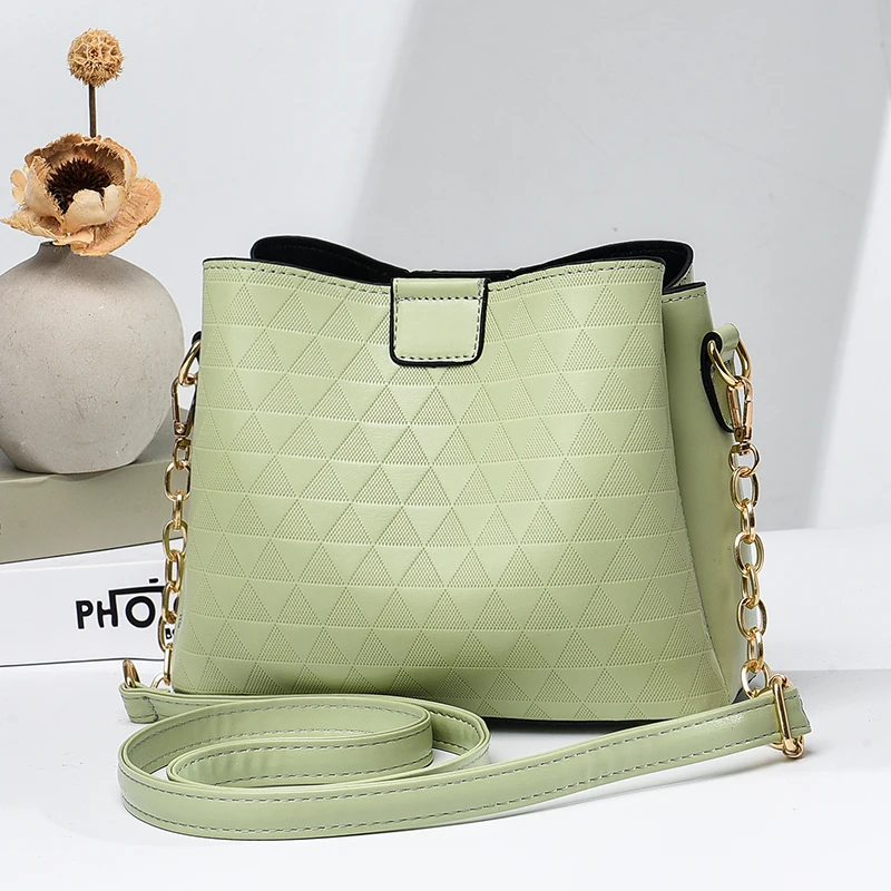 حقيبة نسائية أنيقة وعملية، مصممة بجودة عالية، تتمي...