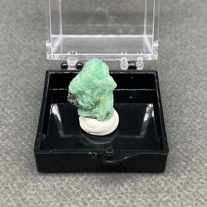 100%  Natural Emerald Mineral Specimens Stones and Crystals Healing Crystal   +Box size:35*35*35 mm