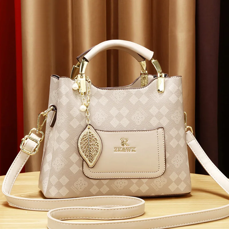 حقيبة كتف نسائية من الجلد الصناعي بتصميم عصري مطبو...