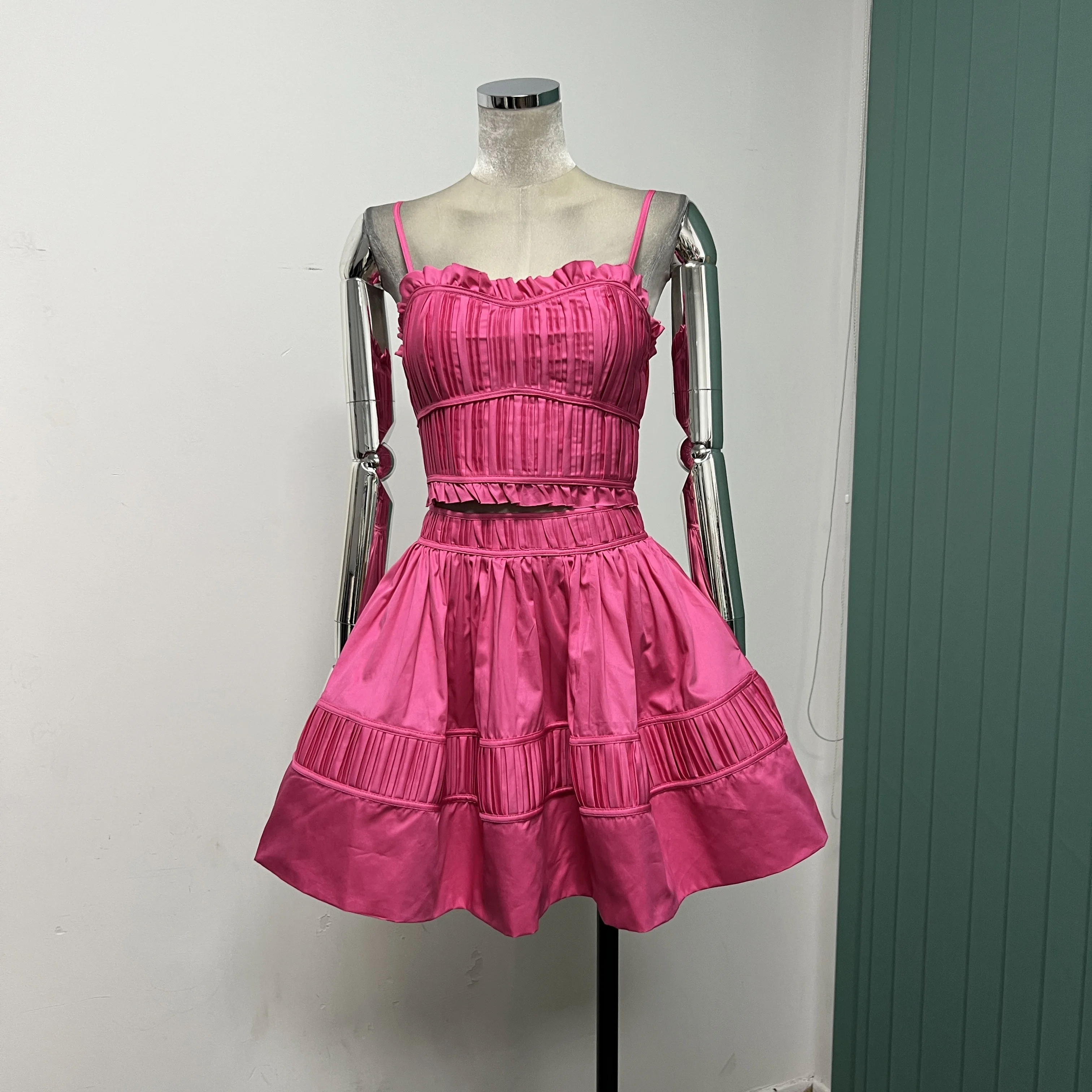 

In the summer of 2023, the niche designed a solid color pleated sling halter top+umbrella short overskirt 2-piece set.