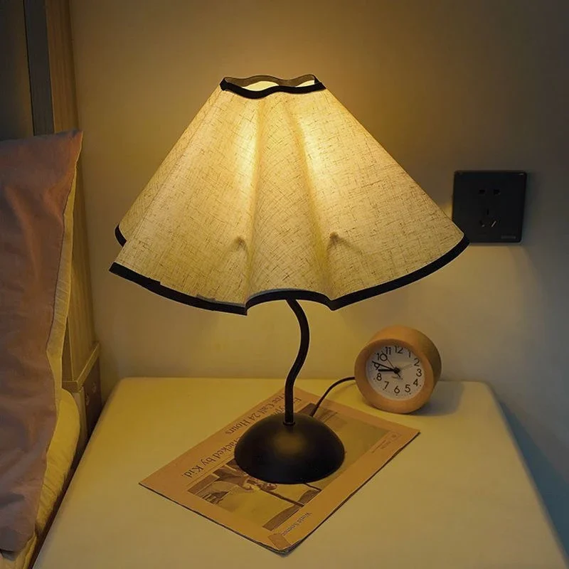 Petal umbrella lamp, table lamp creative light luxury high-end bedside lamp, bedroom girl atmosphere wabi sansi wind decorative