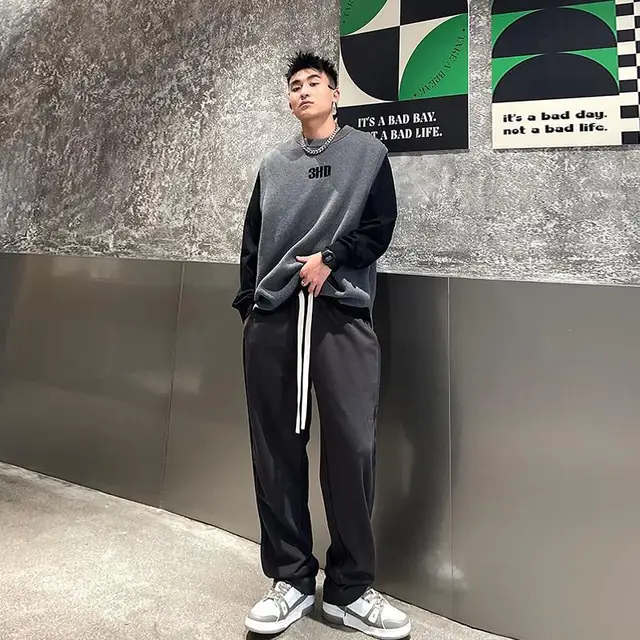 남성을 위한 편안함과 스타일의 완벽한 조합, Y2k 빈티지 미학에서 영감을 받은 세련된 크루 넥 민소매 레터 니트 스웨터