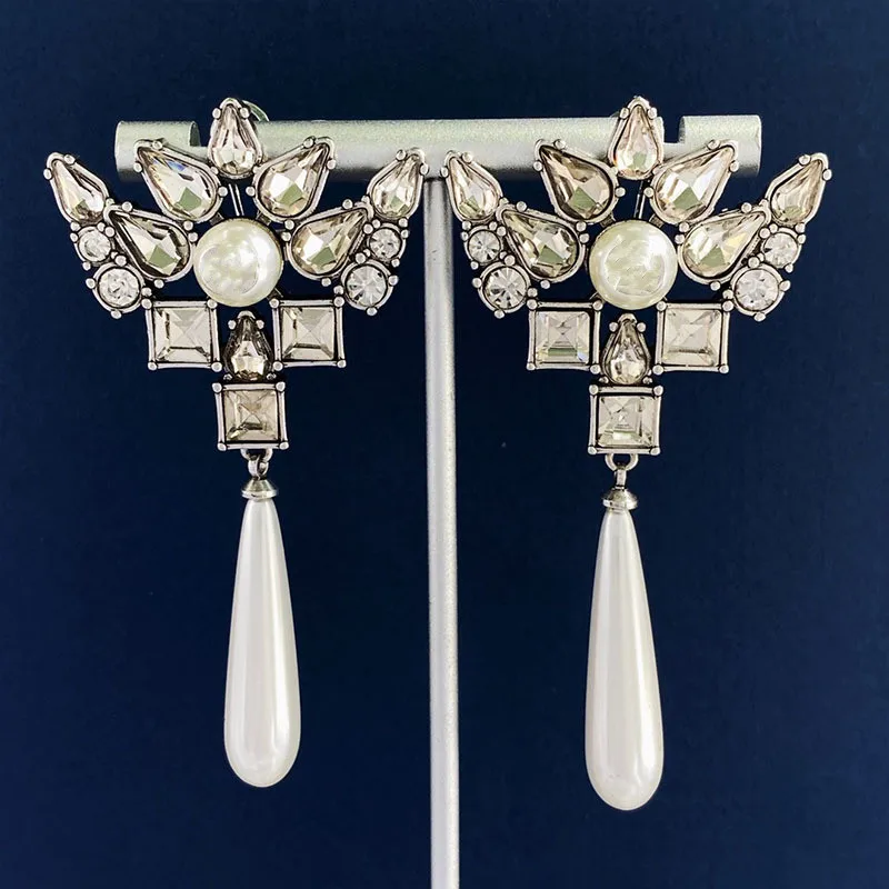 

Vintage courtly pearl pendant earrings from the catwalk