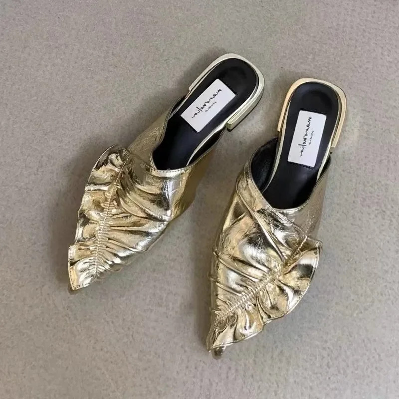 

Женские летние модные плиссированные дизайнерские удобные мюли на плоской подошве, привлекательные уличные туфли с острым носком, без застежки, женские сандалии, новинка 2024