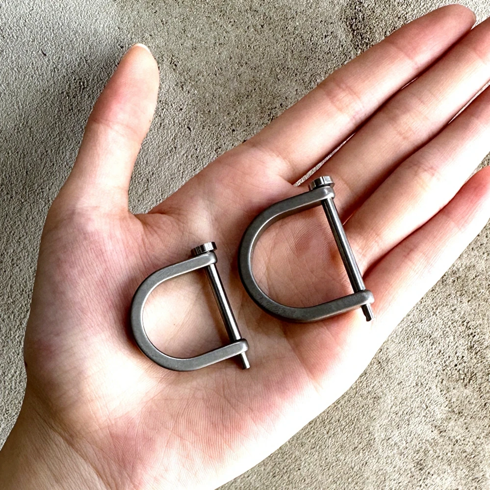 EDC Titanium Alloy Hooves buckle Vachette Clasp Outdoor EDC Small Tool Keychain D Shape Titanium Buckle Car Keychain Tools